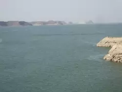 Абу-Симбел, озеро Насер, которое образовалось в результате строительства Асуанской плотины