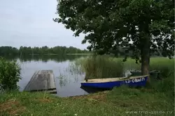 Пейзаж с лодкой и озером