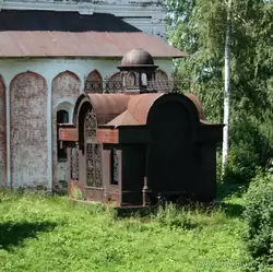 Ивановский монастырь, склеп