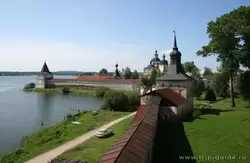 Озеро Сиверское и стены Ивановского монастыря