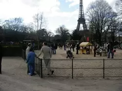 Детская площадка у подножия Эйфелевой башни