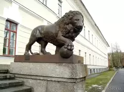 Великий Новгород, львы у здания Присутственных мест