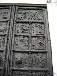 Бронзовые ворота Софийского собора