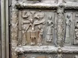 Бронзовые ворота Софийского собора в Великом Новгороде, двери