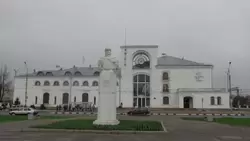 Железнодорожный вокзал Новгорода