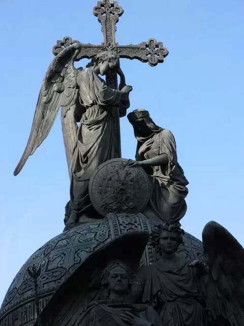 Ангел и русская женщина на памятнике «Тысячелетие России» в Великом Новгороде