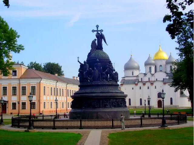 Памятник «Тысячелетию России» и Софийский собор в Великом Новгороде