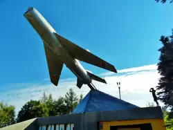 МиГ-19П — памятник авиаторам Северо-Западного фронта в посёлке Крестцы на трассе Е-105