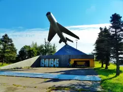МиГ-19П — памятник авиаторам Северо-Западного фронта в посёлке Крестцы на трассе Е-105