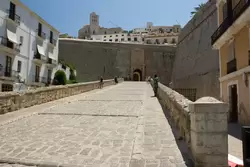 Главные ворота ses Taules в крепость Ибица
