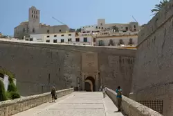 Главные ворота ses Taules в крепость Ибица