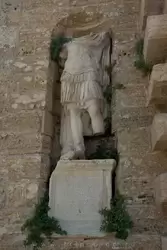 Римские статуи у входа в крепость