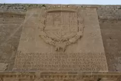 Надпись над входом в крепость