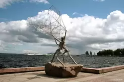 Скульптуры на набережной Петрозаводска