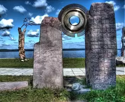 Памятник на набережной в Петрозаводске