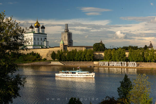 Достопримечательности Пскова: надпись «Россия начинается здесь» на берегу реки Великая