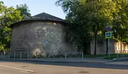 Петровская башня, стены Окольного города