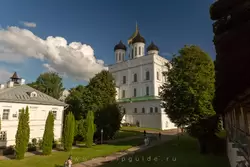 Псков, Свято-Троицкий собор и дом причта