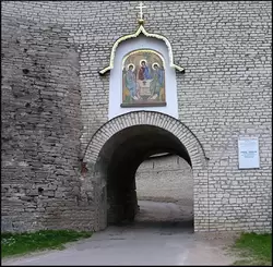 Псков, Троицкие ворота и икона