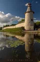 Псков, Высокая (Воскресенская) башня и отражение