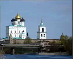 Вид на Троицкий собор и колокольню в Пскове