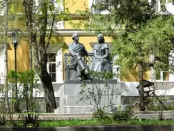 Памятник И.Н. и М.А. Ульяновым в сквере на улице Красная в Пензе