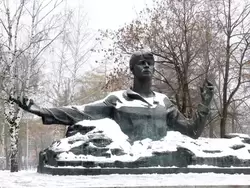 Памятник Сергею Есенину на кремлевском валу