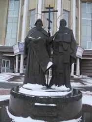 Памятник Кириллу и Мефодию у Саратовского университета