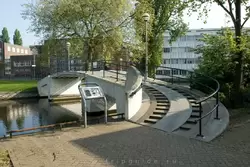 Один из мостов-братьев недалеко от здания Университета Амстердама