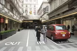 Улочка к гостинице Савой — единственная в Лондоне с правосторонним движением