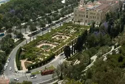 Вид на сады и мэрию со смотровой площадки у замка Хибральфаро