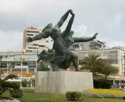 Две женщины, бегущие на пляж — скульптура по мотивам Пабло Пикассо