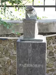 Памятник Рабиновичу — герою одесских анекдотов (сад скульптур Литературного музея)
