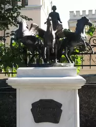 Памятник Н.В. Гоголю «Птица-тройка» (сад скульптур Литературного музея)
