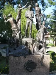 Памятник В.С. Высоцкому «Золотое сердце» (сад скульптур Литературного музея)