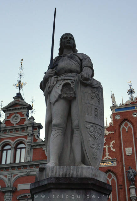 Статуя Роланда на Ратушной площади в Риге