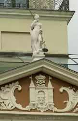 Скульптура Правосудие и герб Риги на здании Ратуши