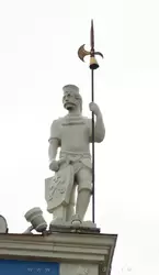Скульптуры воинов с копьями и щитами