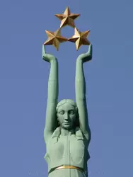 Три звездочки — символы исторических областей Латвии: Курземе, Видземе, Латгале