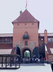 Крепостные ворота и касса музея справа (сейчас)