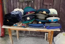 Продажа шапок с символикой Советской армии