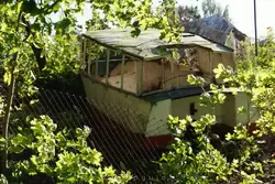 Лодка запрыгнула в огород
