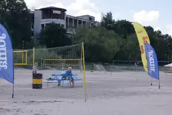 Волейбольная площадка на пляже и бывший корпус санатория «Майори»