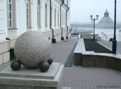 Казанский кремль, шары у входа в Пушечный двор