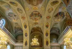 Пышная роспись на сводах Благовещенского собора в Казани
