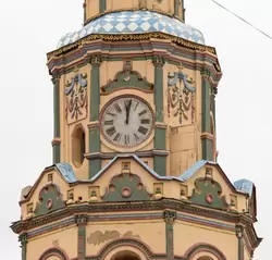 Часы на колокольне Петропавловского собора в Казани