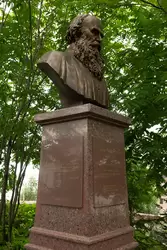 Памятник Льву Толстому в Казани