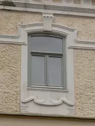 Чернояровский пассаж — окно