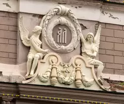 Ангелочки на здании Гостиного двора в Казани
