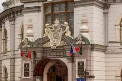 Вензель Андрея Фёдоровича Лихачёва держат амуры над главным входом в Национальный музей РТ